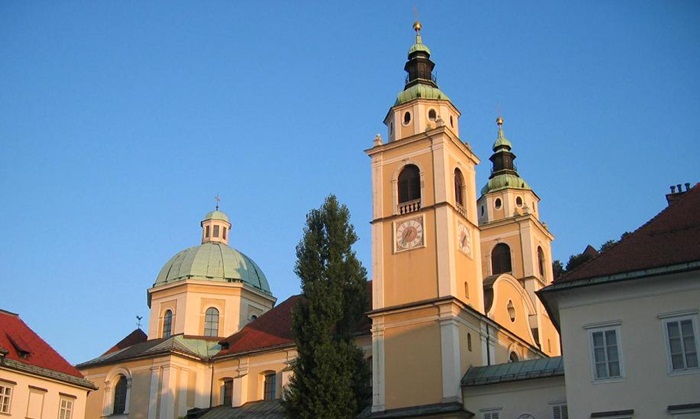 Slovenija zbog korone uvela nove mjere i u crkve