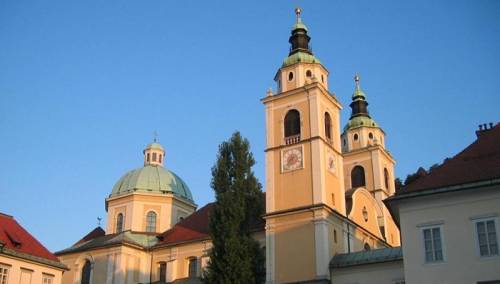 Slovenija zbog korone uvela nove mjere i u crkve