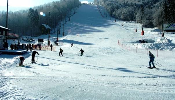 Slovenska skijališta bore se s nedostatkom snijega, očekuju puno lošiju sezonu