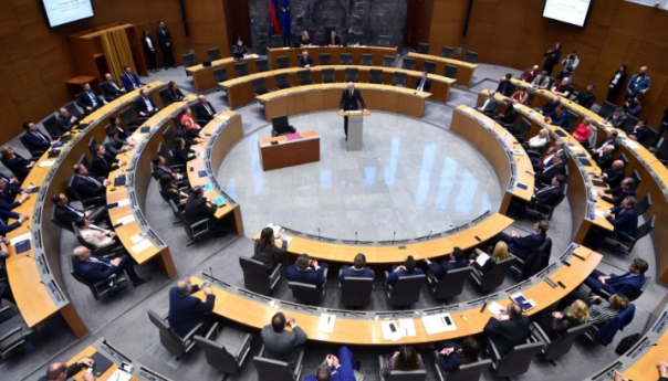 Slovenski parlament konstitutivnu sjednicu počeo minutom šutnje