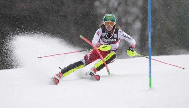 Slovenski skijaški centri čekaju razvoj epidemiološke situacije