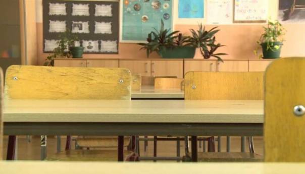 Slovenski srednjoškolci vraćaju se u škole, kreće i masovno vakcinisanje