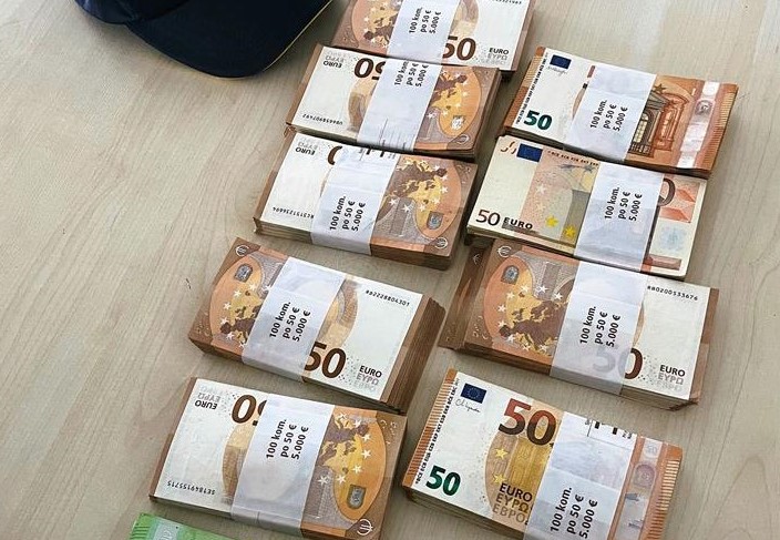 Službeni pas nanjušio neprijavljeni novac: Kod Bosanca pronađeno 50.000 eura