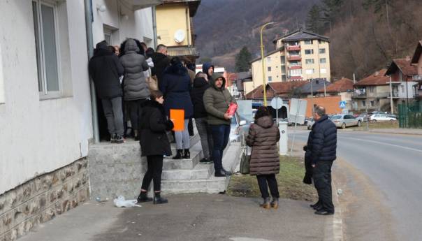 Službenica Opštine Srebrenica privatno popunjavala obrasce za državljanstvo Srbije