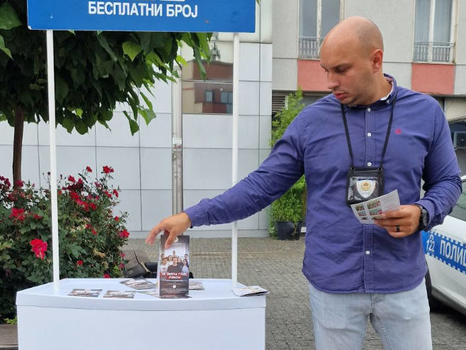 Službenici PU Prijedor dijelili letke 'Ne okreći glavu, pomozi'