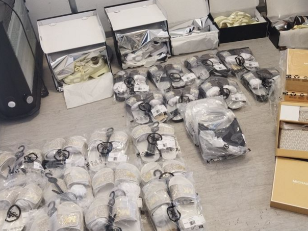 Službenici UIO BiH oduzeli neprijavljenu robu marke "Michael Kors"