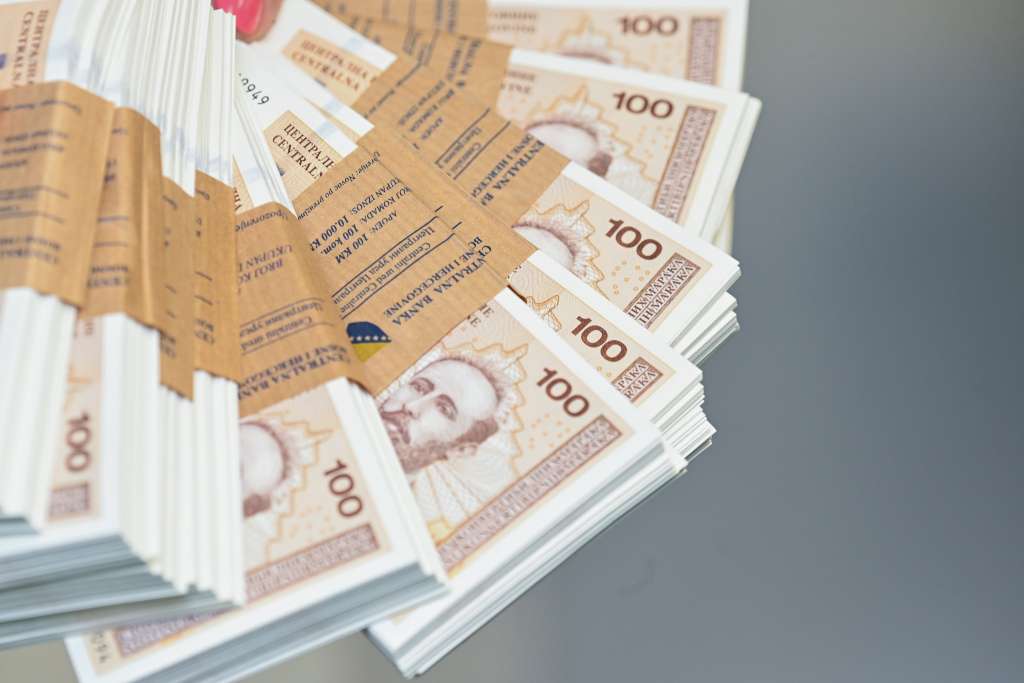 Službenik banke podigao više od 54.000 KM na bankomatu pa poništio transakcije