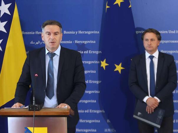 Smajić i Emrić: Desio se završni čin gubljenja kontrole bh. neba