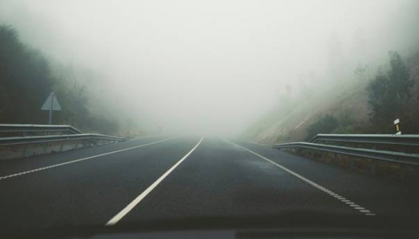 Smanjena vidljivost zbog magle, posebno na dionicama u sjeveroistočnoj Bosni