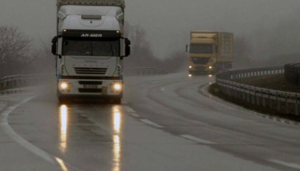 Smanjena vidljivost zbog magle, učestali odroni