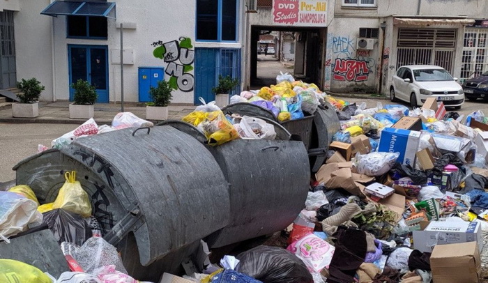 Smeće na ulicama Mostara