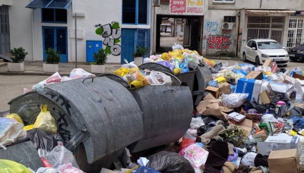 Smeće na ulicama Mostara