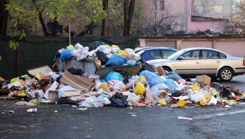 Smeće se gomila na mostarskim ulicama, novi sastanak tek 3. marta