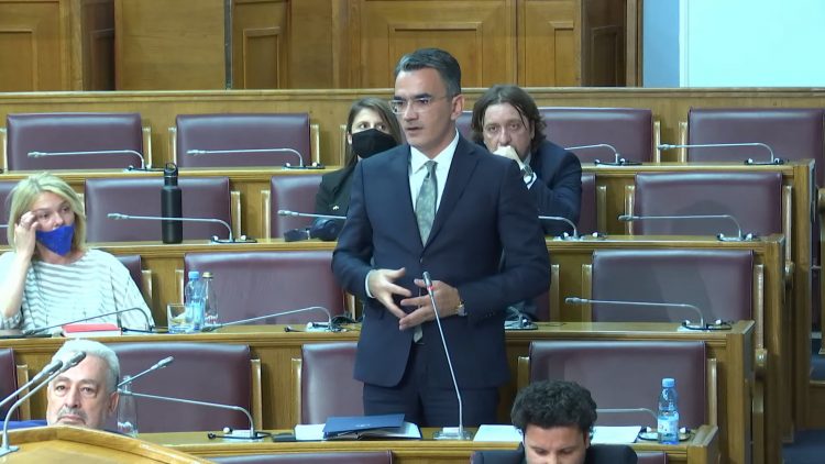Smijenjen ministar Leposavić, negator genocida u Srebrenici