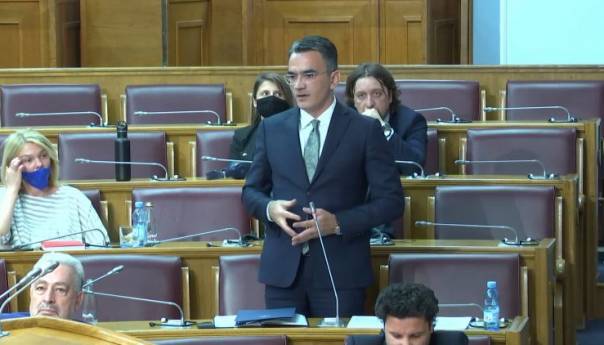 Smijenjen ministar Leposavić, negator genocida u Srebrenici