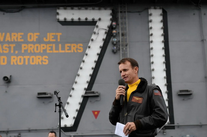 Smijenjeni kapetan američke mornarice pozitivan na Covid-19