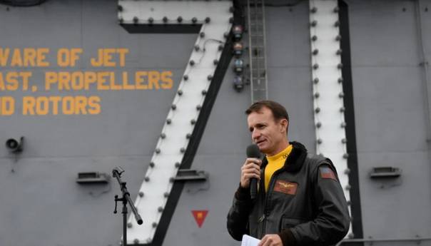 Smijenjeni kapetan američke mornarice pozitivan na Covid-19