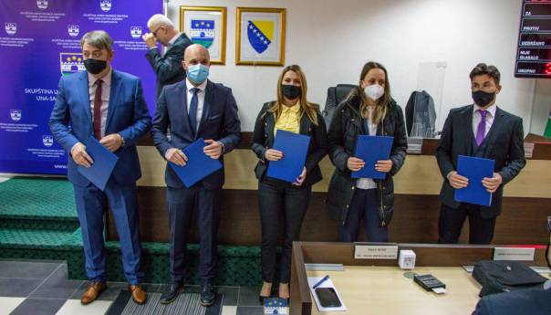 Smijenjeno pet ministara u Vladi USK, imenovani novi