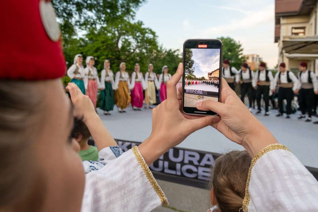 Smotra omladinskih folklornih ansambala na Pozorišnom trgu Susan Sontag