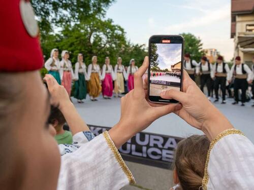 Smotra omladinskih folklornih ansambala na Pozorišnom trgu Susan Sontag