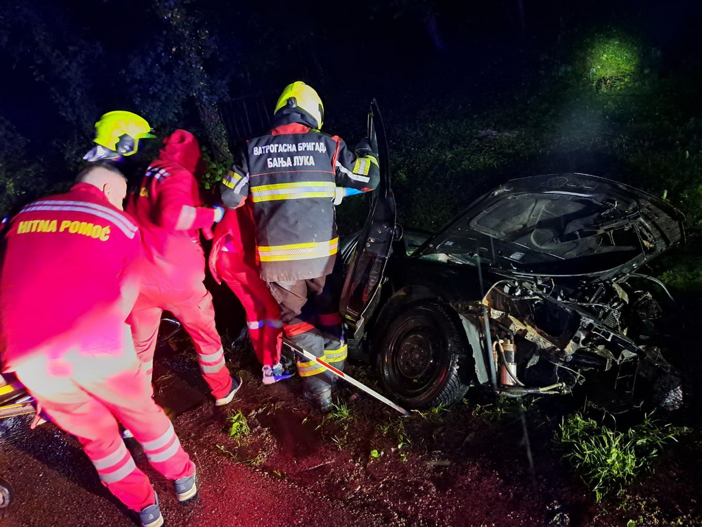 Smrskano vozilo kod Banje Luke: Vatrogasci izvlačili povrijeđene