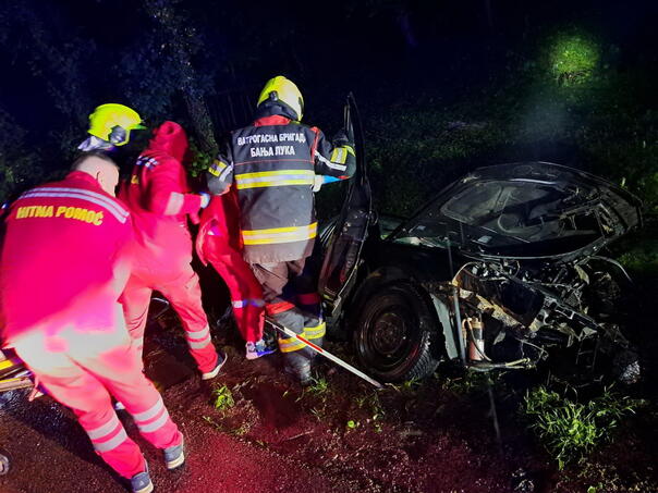 Smrskano vozilo kod Banje Luke: Vatrogasci izvlačili povrijeđene