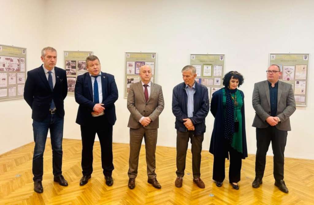 Snaga bosanske žene: Lokmić otvorio izložbu “Žene borci Armije RBiH”