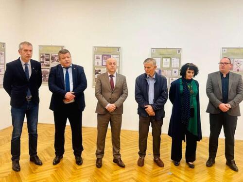 Snaga bosanske žene: Lokmić otvorio izložbu “Žene borci Armije RBiH”