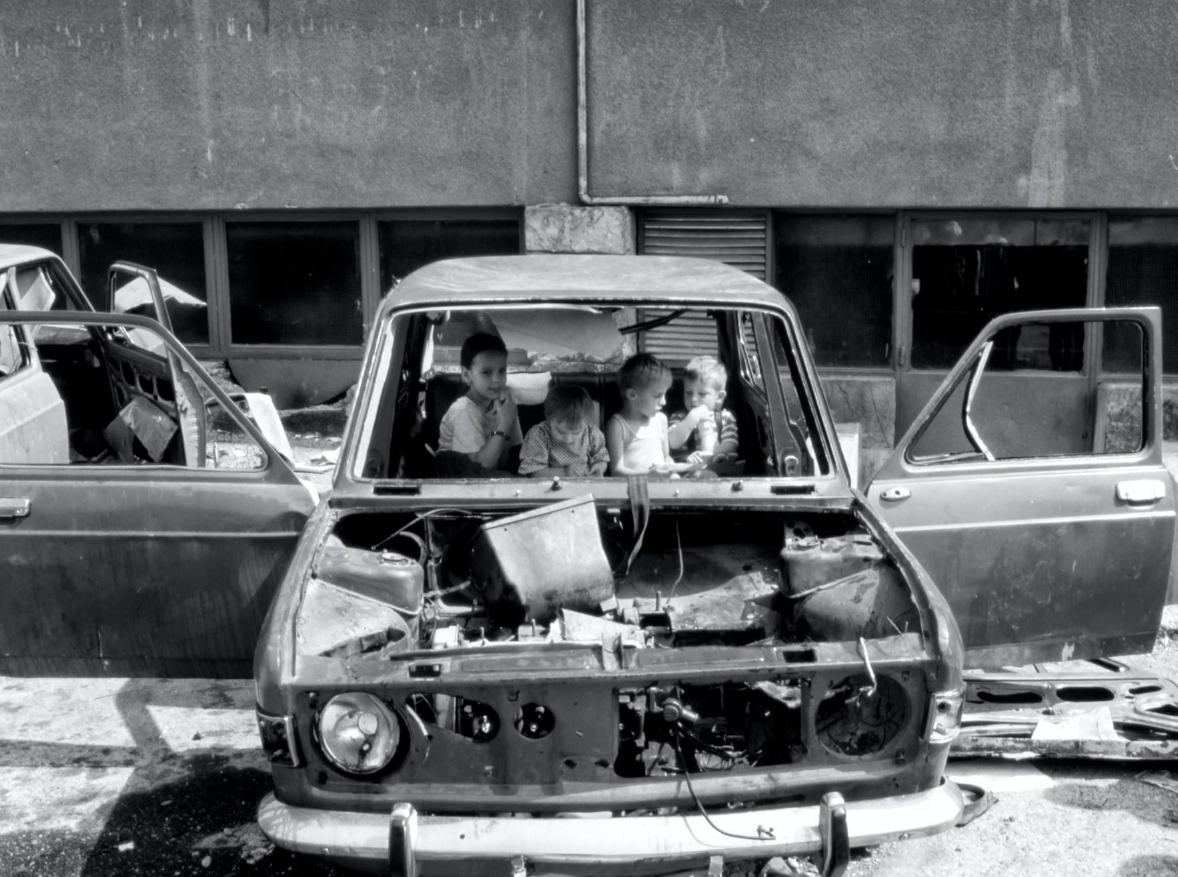 Snaga djece rata: Emotivne fotografije iz opkoljenog Sarajeva, igra na "groblju automobila"