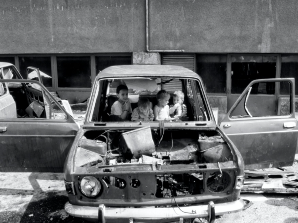 Snaga djece rata: Emotivne fotografije iz opkoljenog Sarajeva, igra na "groblju automobila"