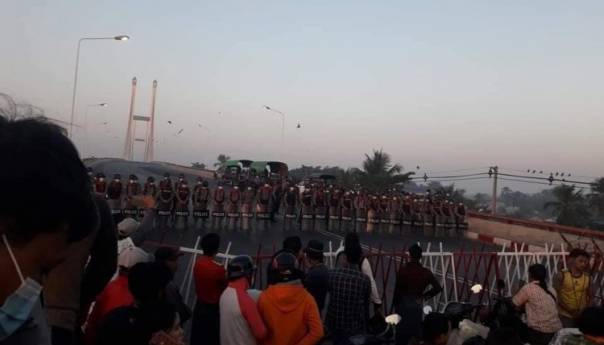 Snage sigurnosti u Mijanmaru koriste bojevu municiju protiv demonstranata