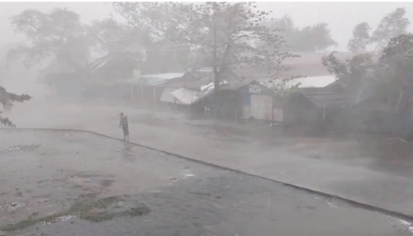 Snažan ciklon približio se Mjanmaru i Bangladešu, stotine hilkada ljudi evakuisano