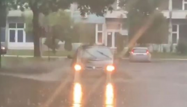 Snažan pljusak pogodio Sarajevo i izazvao probleme u saobraćaju