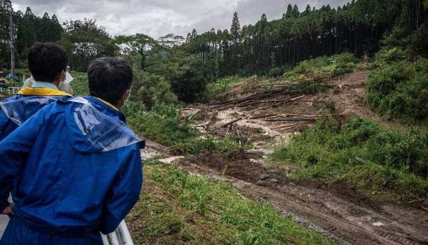 Snažan tajfun pogodio Japan, dvije osobe izgubile život