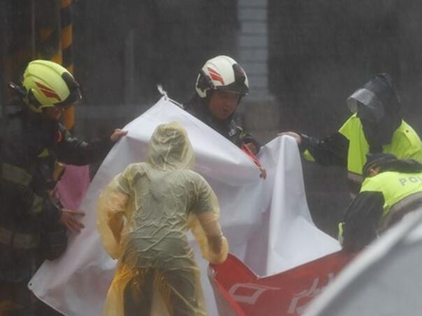 Snažan tajfun pogodio Tajvan, najveća oluja u skoro 30 godina