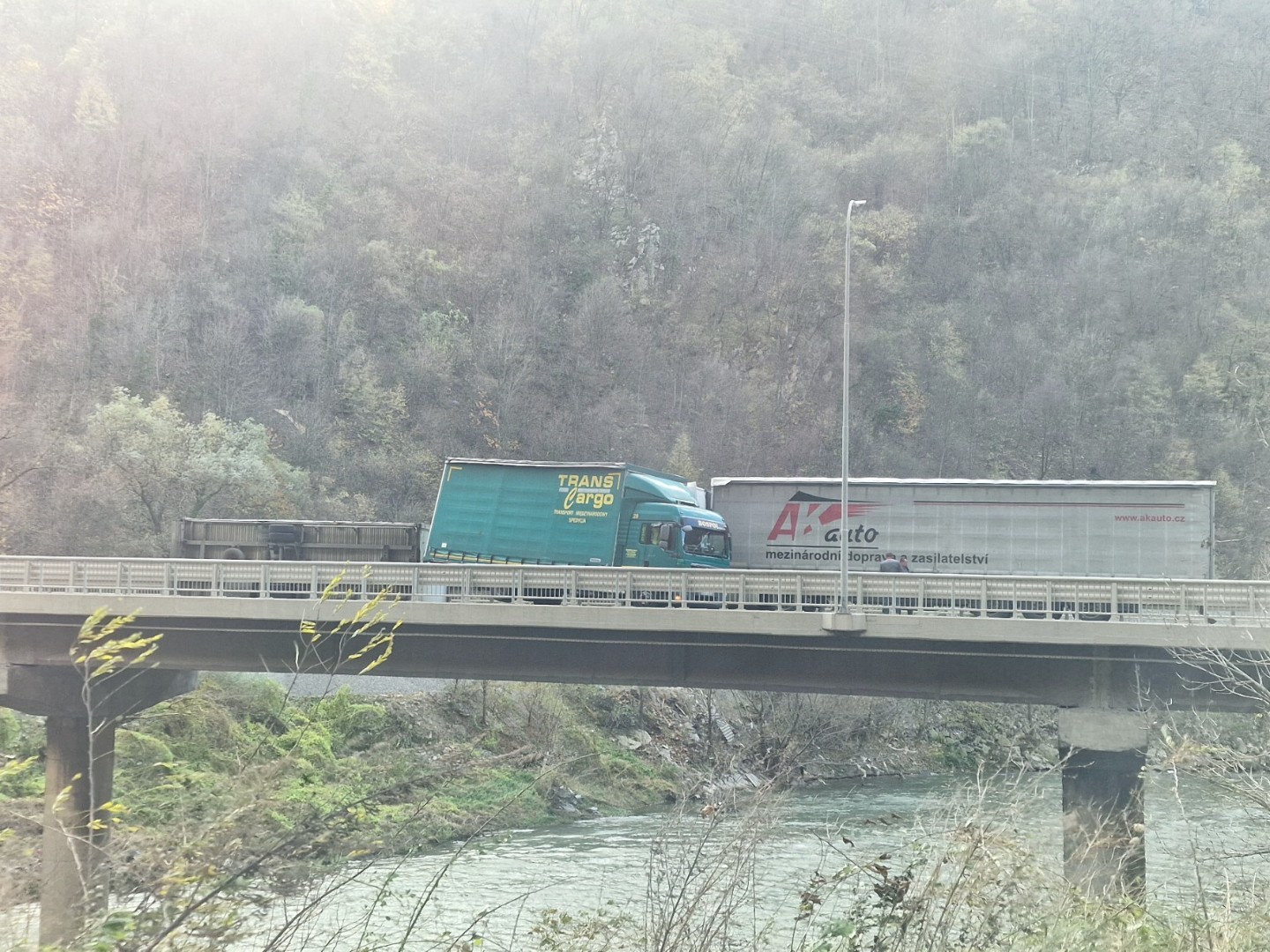 Snažan vjetar oborio prikolicu kamiona u Vranduku, saobraćaj u potpunosti obustavljen