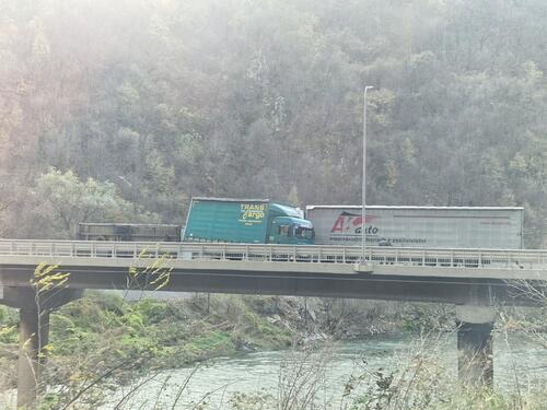 Vjetar oborio prikolicu kamiona u Vranduku, saobraćaj obustavljen
