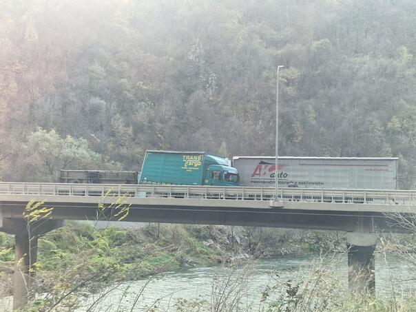 Vjetar oborio prikolicu kamiona u Vranduku, saobraćaj obustavljen