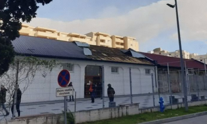 Snažan vjetar odnio dio krovne konstrukcije s crkve u Mostaru, otežano saobraćanje