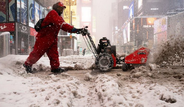 Snažna snježna oluja pogodila američku istočnu obalu