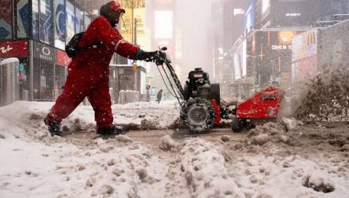 Snažna snježna oluja pogodila američku istočnu obalu