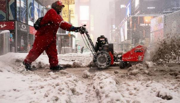 Snažna snježna oluja pogodila američku istočnu obalu