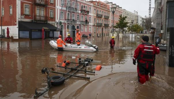 Snažne kiše pogodile Lisabon, poplavljeni su dijelovi grada