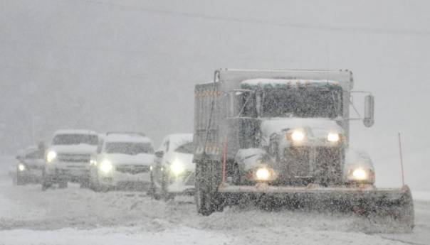 Snažne snježne oluje, Kalifornija ostala bez struje