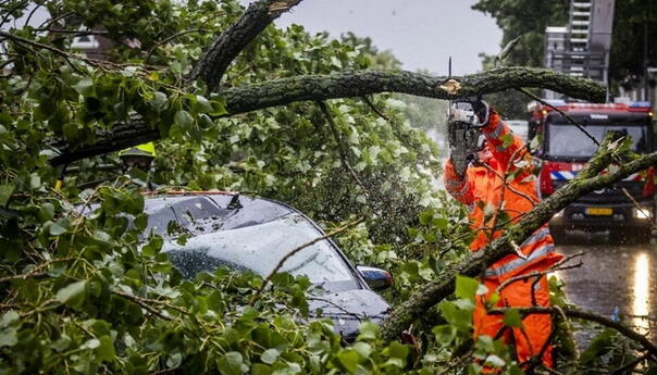 Snažnija ljetna oluja zahvatila Nizozemsku, stotine letova otkazano