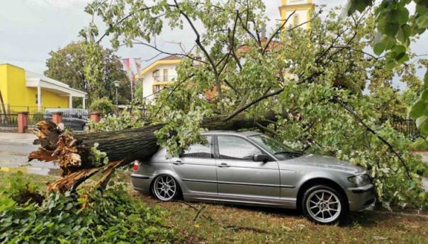 Snažno nevrijeme jutros pogodilo Banjaluku