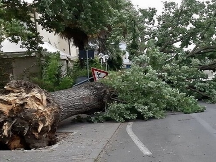 Snažno nevrijeme na sjeveru Italije, vjetar nosio krovove