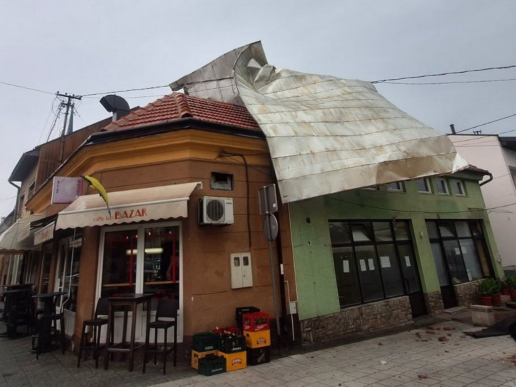Snažno nevrijeme pogodilo Bugojno: Vjetar nosio krovove
