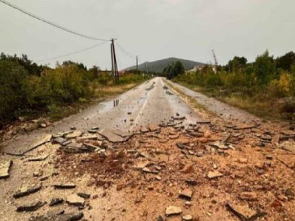 Snažno nevrijeme pogodilo Hercegovinu, cestu u Ljubuškom raznio grom