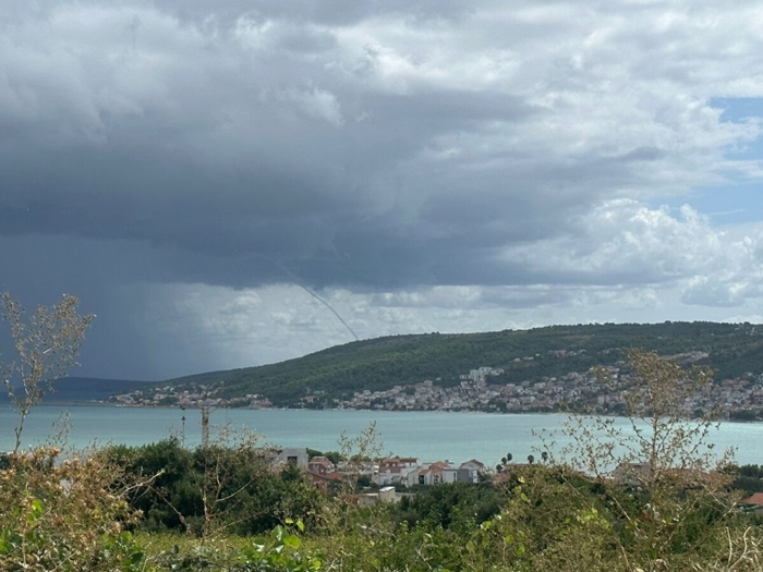 Snažno nevrijeme pogodilo Hrvatsku, kod Splita se pojavilo više pijavica